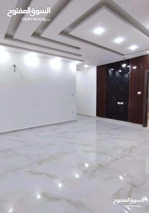 شقة مميزه مساحتها 160م او مع روف 200 م في الحي الشرقي