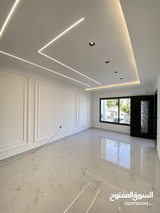 شقة مميزة اخير مع روف في اجمل مناطق قرية النخيل اجمل تشطيب واطلالة رائعة 240 داخلي و 90 تراس خارجي