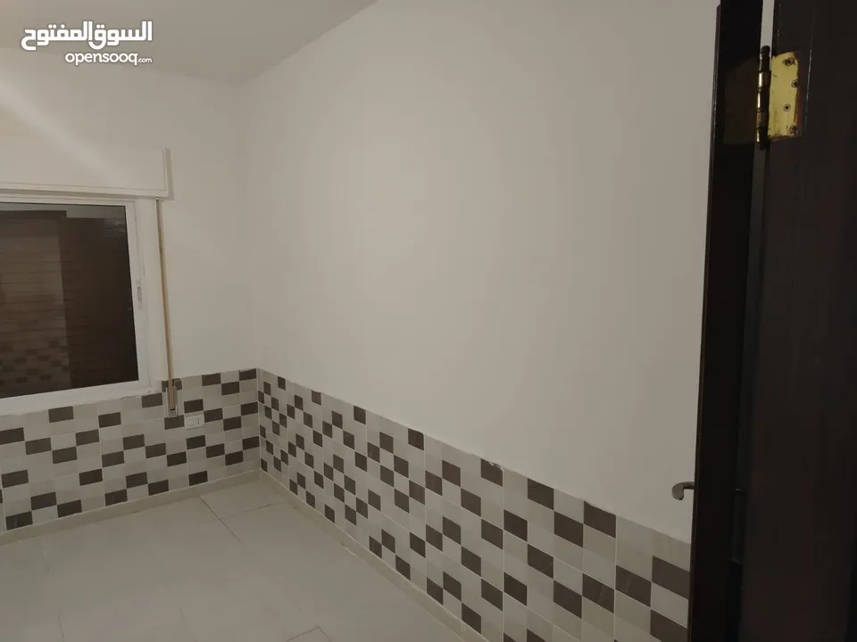 شقة فارغه للايجار 3 غرف 2 حمام و  صالون مقابل الجامعة التطبيقه شفا بدران  اطلاله رائعه حي ام زويتنه