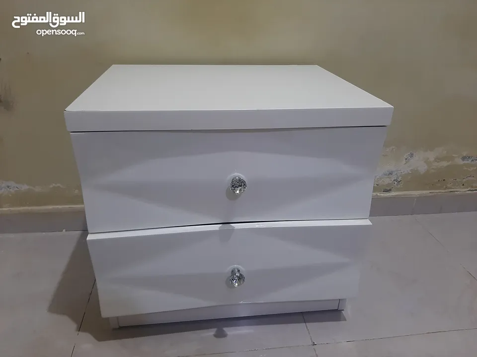 White Color Side Table For Sale In Al Amarat للبيع