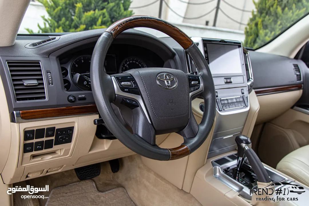 Toyota Land Cruiser VX-E 2016   السيارة وارد و بحالة الوكالة
