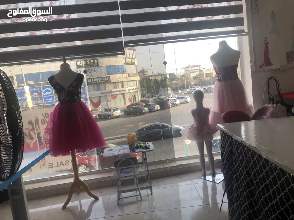 محل ملابس  سهره ستاتي واطفال مع مخيطه للبيع بكافه معداتها للبيع