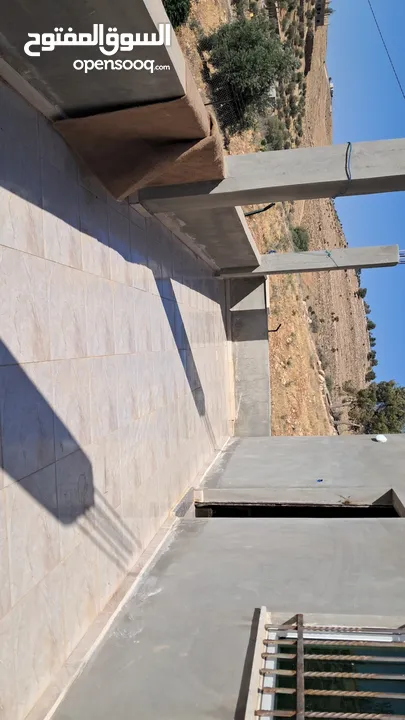 مزرعه 3400 م مع بيت ريفي للبيع شرق جرش  دحل المدور  حمامه