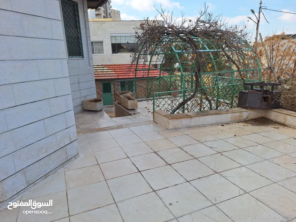 فيلا مميزة مطله على مرتفعات جرش والسلط  للبيع