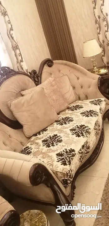 طقم كنب خشب زان للبيع مع البرادي بحاله الجديد