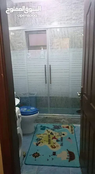 شقة أرضي وسط مع موقف تحت البناية