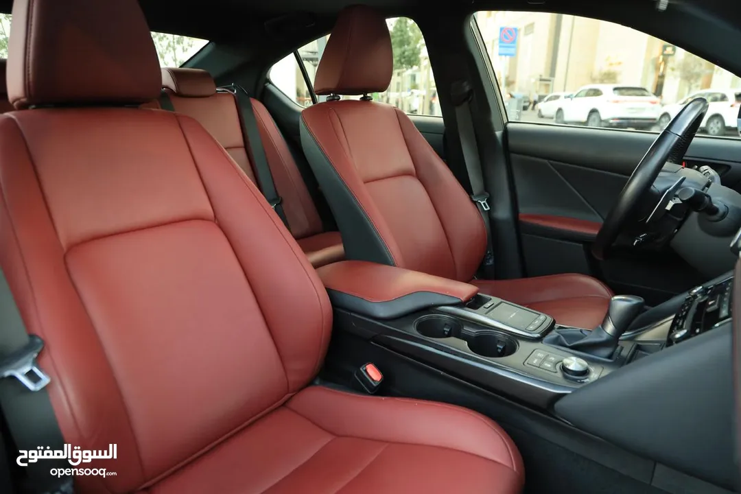 Lexus is 300 h  All Wheel Drive موديل   2022 قاطعه مسافه 15 الف وارد المركزية