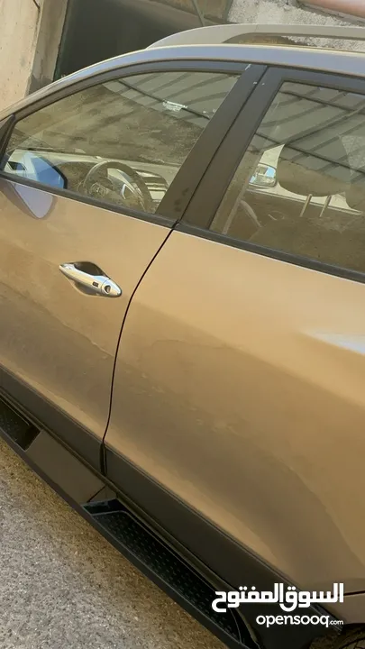 2009 ‏Hyundai توسان LX20 اربع ابواب، اللون فيراني، الكراسي جلد والسيارة 92,000 كيلو فقط وبحالة رائعة