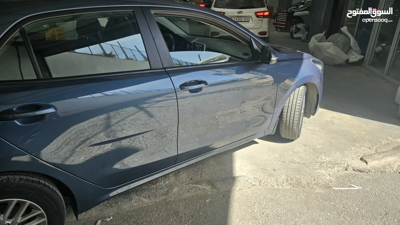 سياره اصل شركه ومعها كفاله3 سنوات