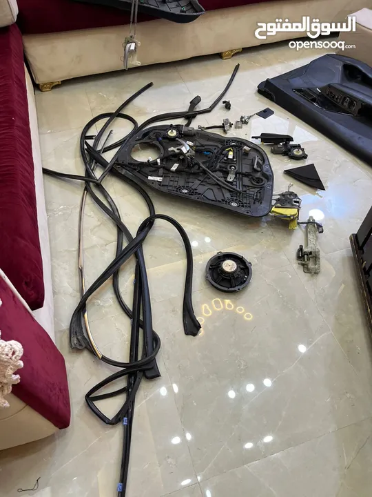 عندي 3 أبواب أصلية مفروطة من كيا نيرو، نظيفة وعلى الشرط: 	1.	باب أمامي يمين (الراكب) 	2.	باب أمامي ي