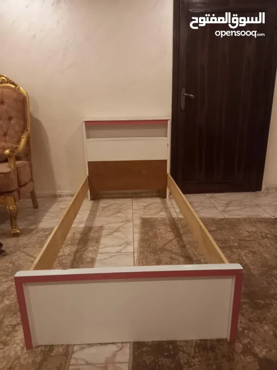 تخت عدد 2  لاتيه تفصيل  بحال الوكاله  للبيع بسعر مغري