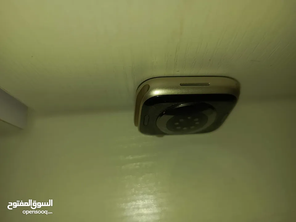 عندي ساعة ابل اصلي وسماعات ابل للبيع الساعة شريتها 400 وسماعات 300 شغلات ميه بالميه بدي ابيعهم 350