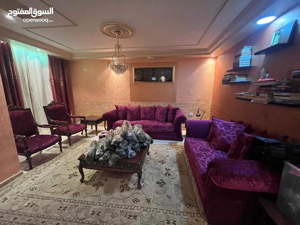 طقم كنب مع سجاده وطاولات للبيع وملحقات أخرى