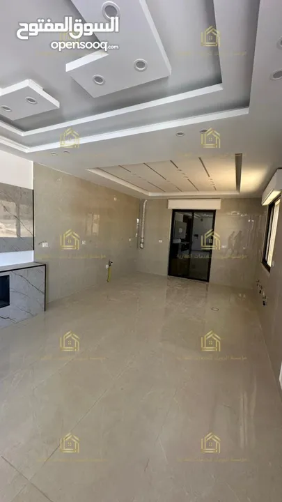 شقة فاخرة - لم تسكن - طريق المطار - 4نوم 2ماستر - 230م - قرب الخدمات العامة