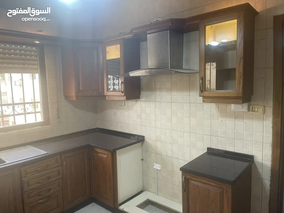 طبربور شقة طابق ثالث 149 م2 للبيع من المالك مباشرة 3 غرف نوم 3 حمامات مطبخ راكب تدفئة ديزل و مكيفات