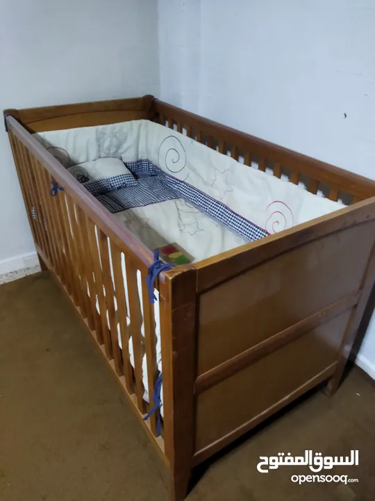سرير اطفال ماركة  Mothercare  صناعة بريطانيه    أبعاده  140 *70*88