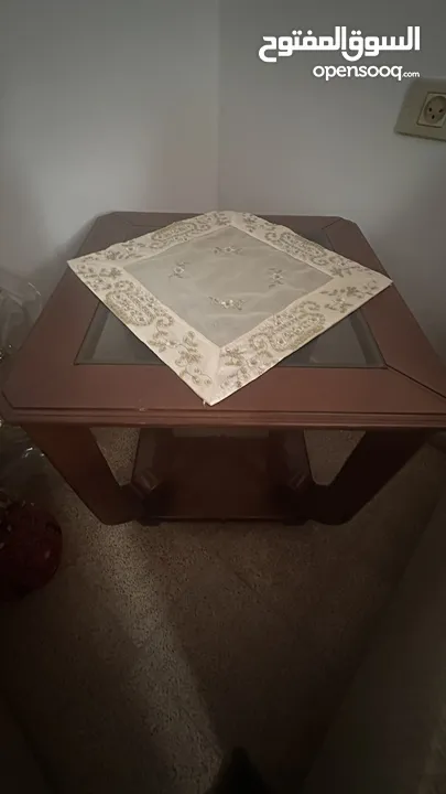 للبيع طاولة سفرة 1 و طاولة مربع 2
