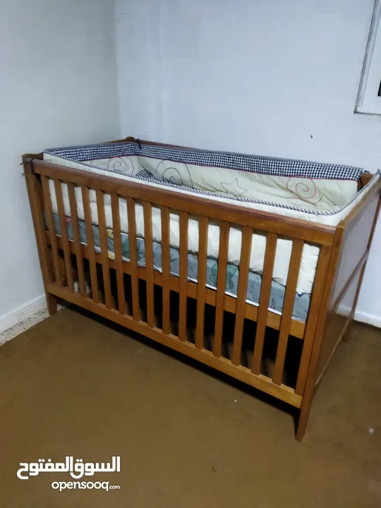 سرير اطفال ماركة  Mothercare  صناعة بريطانيه    أبعاده  140 *70*88