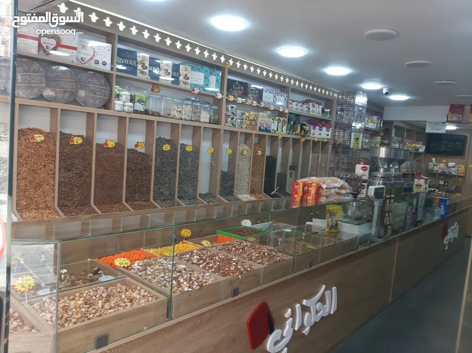 محمص للبيع بكامل عدته وديكوره وبضاعته البيع بداعي السفر المحمص يعمل بشكل جيد وقابل للتطوير والتوسيعو