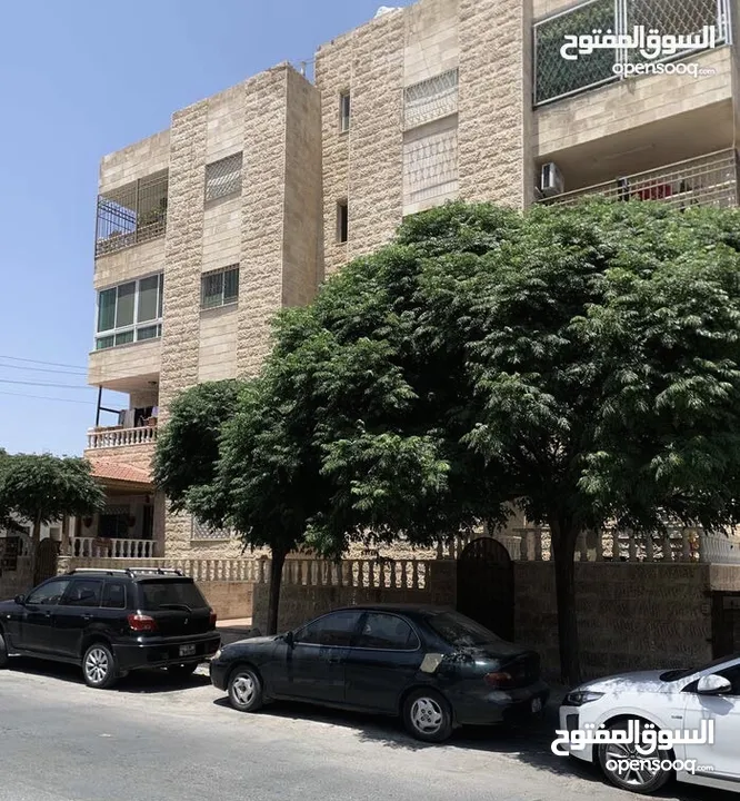 شقة للبيع بحي عدن من المالك  مباشرة والسعر قابل للتفاوض وسيتم خصم اي مبلغ صيانة من المبلغ