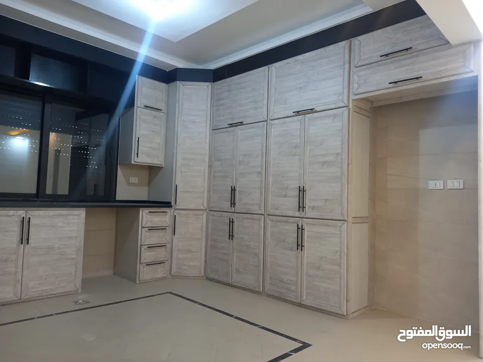 شقة فاخرة مع روف فاخر للبيع بسعر مغري