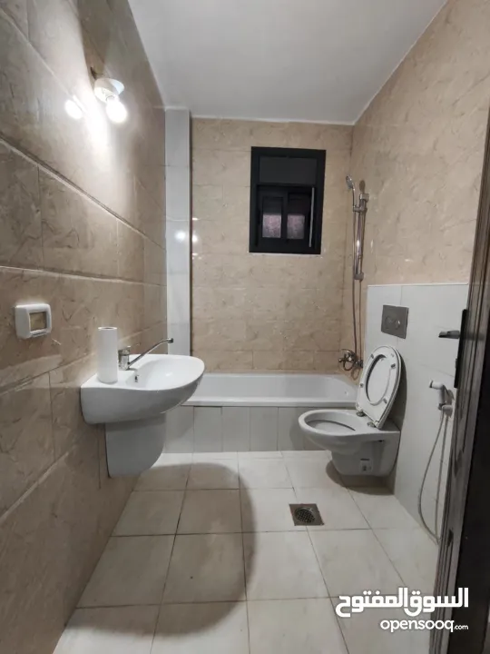 شقة مع حديييقة للايجار في عين مصباح