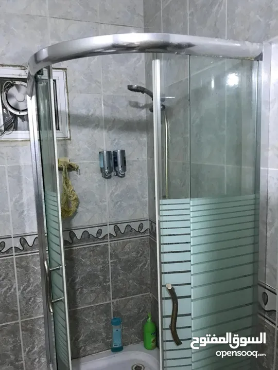 شاور بوكس نظيف جداً بسعر مغري