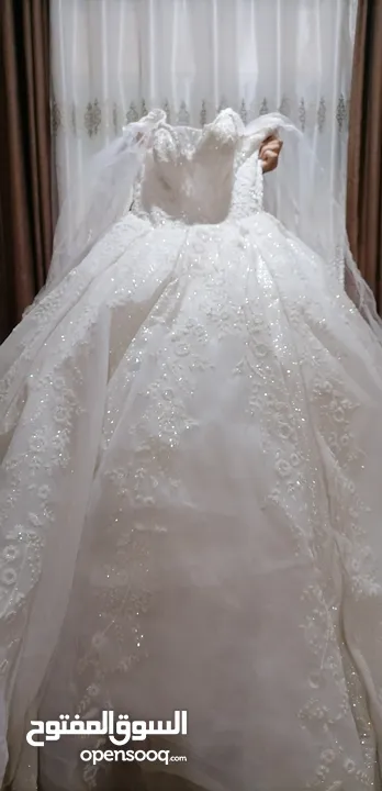 فستان عروس لون أبيض