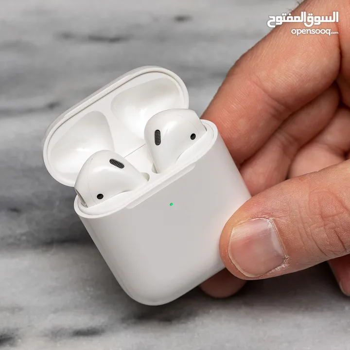 آيربودز الجيل الثاني (Apple AirPods 2) مع علبة شحن لاسلكية - حالة ممتازة وبسعر رائع شبه جديدة.