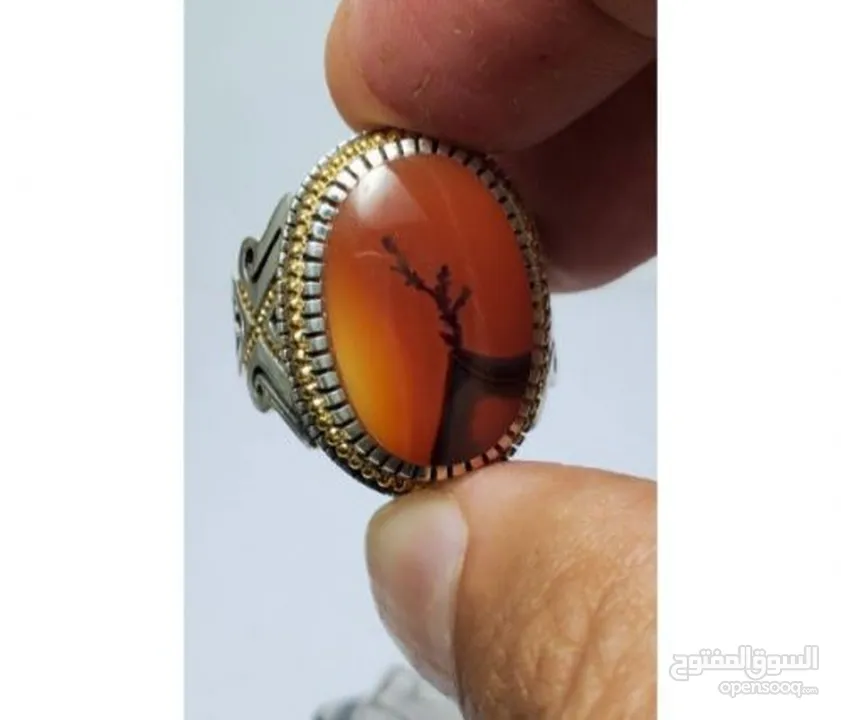 خاتم فاخرمصنوع يدويامن الفضة الخالصة(925) مزود بحجرالعقيق شجري طبيعي يتميز بنقوش فريدةعلي شكل شجرة ا
