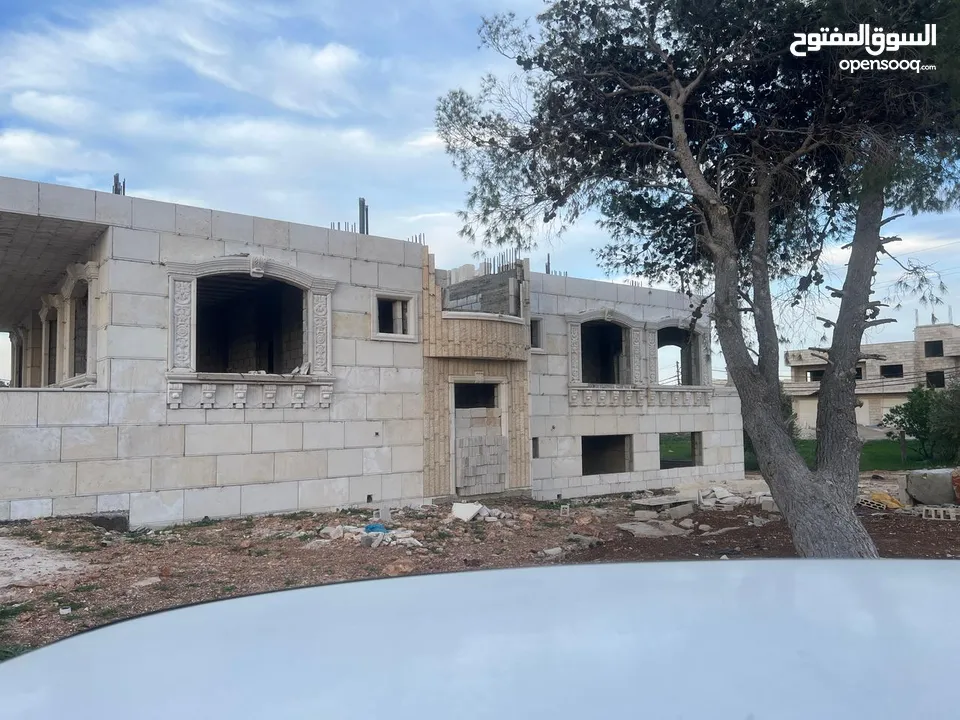 فيلا عظم 560م على قطعة أرض 1035متر على شارع البترا للبيع