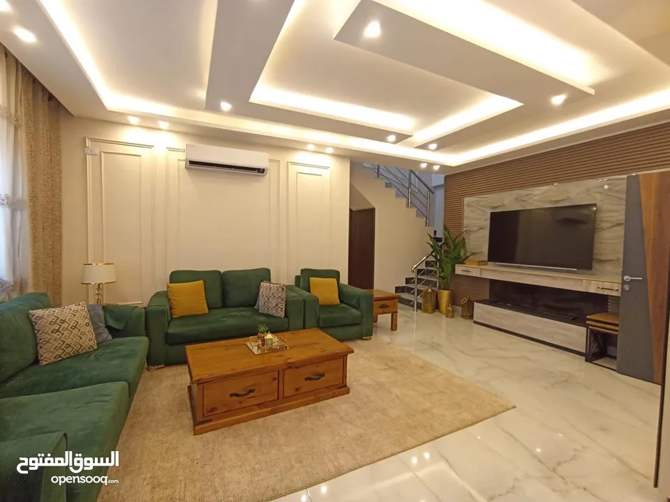 شقة اخير مع روف للبيع خلف المدارس العالمية - 14584