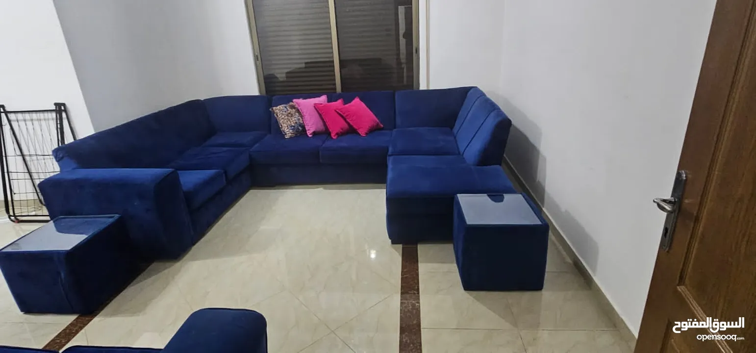 كنب زوايا (L-shape) فاخر خشب لاتيه عالي الجودة قماش أزرق مخمل أنيق  بحالة ممتازة