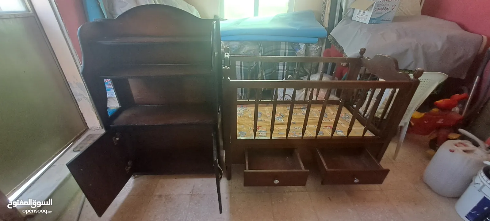 سرير اطفال مع خزانة للبيع