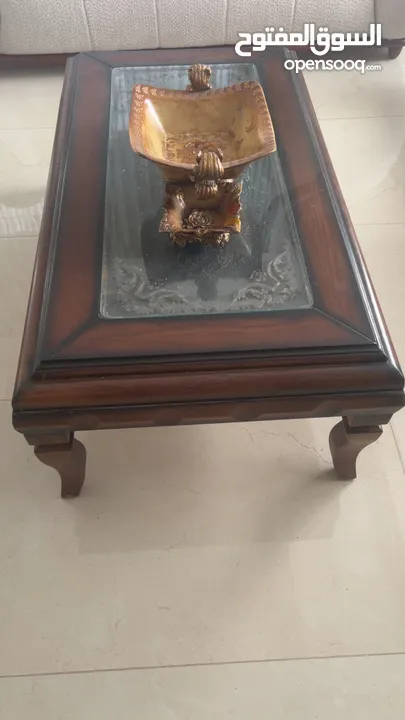 طقم كنب ضيوف مع طاولات وسط