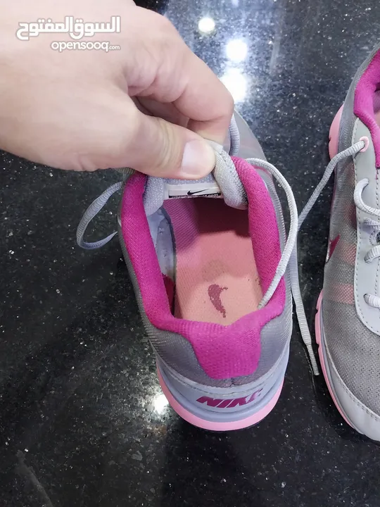 حذاء رياضي نايك NIKE للمشي والجري لمسافات طويله مريح جدا اصلي مقاس 39 استعمال خفيف بحال الوكاله مريح