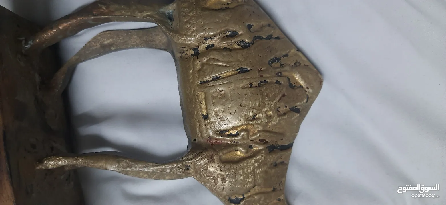 جمل نحاس أثري منحوت عليه النحت الاشوري للبيع اقرأ الاعلان