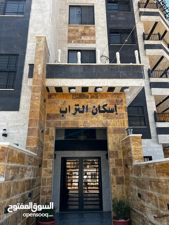 شقة استثمارية  للبيع بسعر مغري مع مطبخ وديكورات خشبية مميزة
