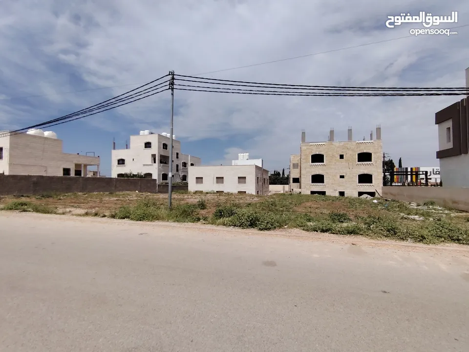 قطعة أرض مميزة للبيع اربد منطقة ايدون الجزيرة الغربية مساحة 805م غرب مدارس تقارب