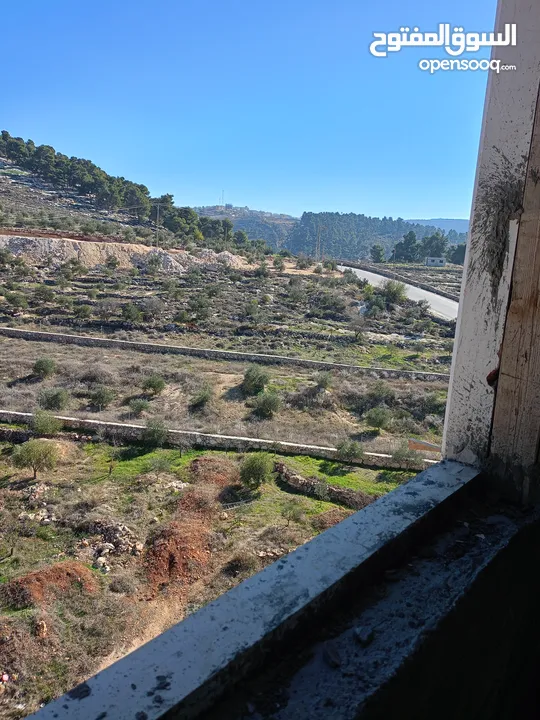 ارض للاجار في بيت اولا على الشارع الرئيسي