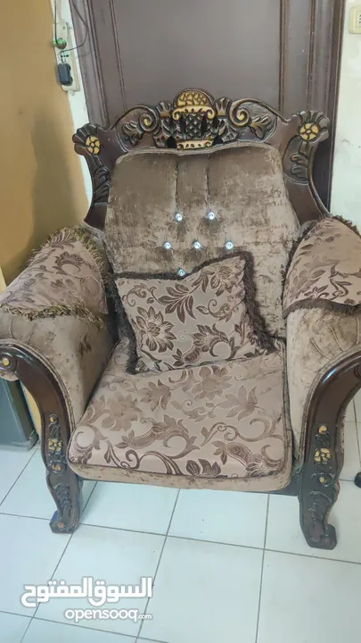 طقم كنب شبه جديد للبيع بسعر مغري جدا خشب قوي