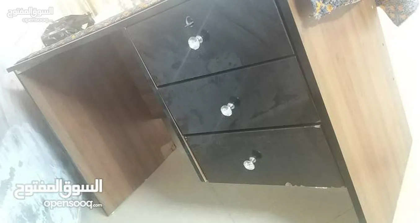 مكتب + كنبتين + استناند احترافي + اناره + طاولات خشب + مكنسة كهربا للبيع بسعر حرررق