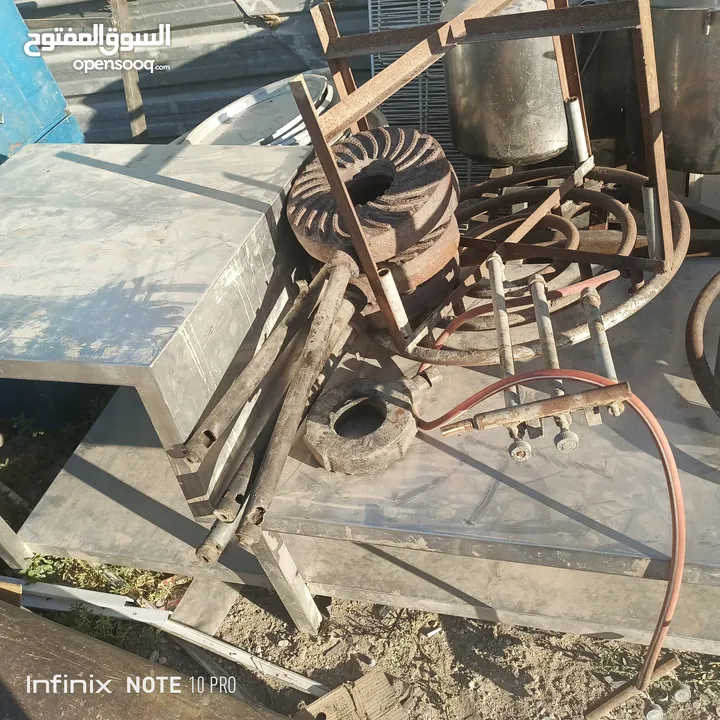 عدة مطاعم بحال الوكاله