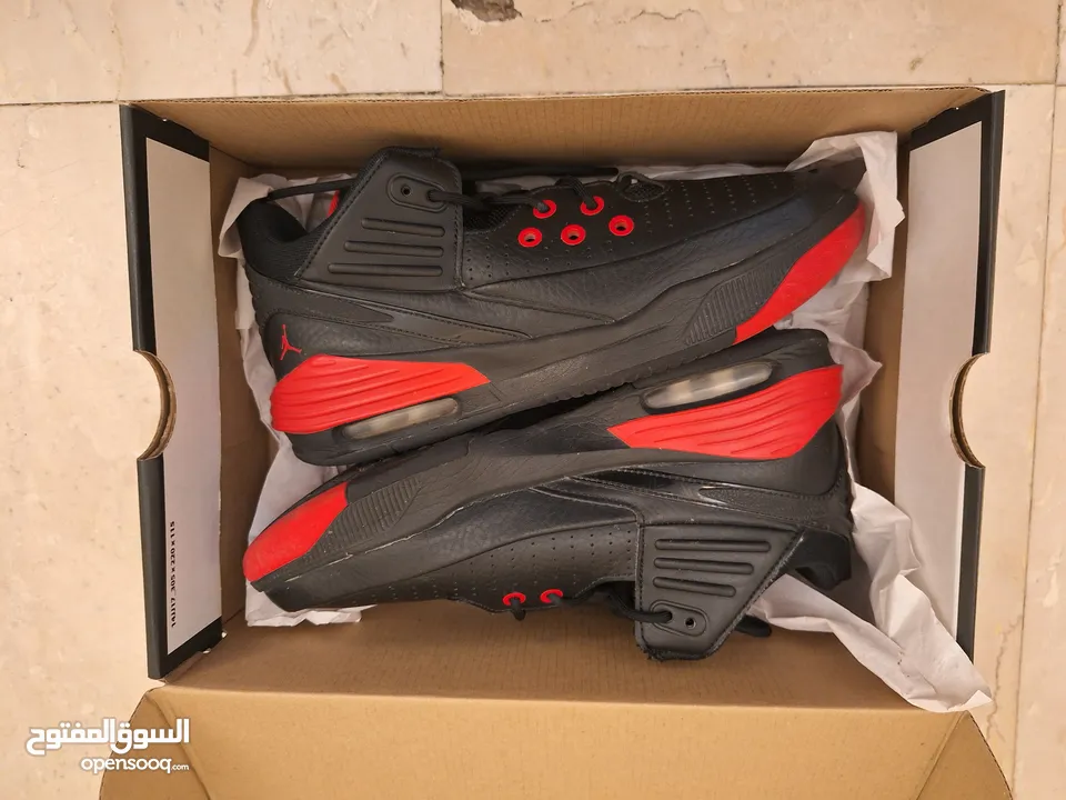 JORDAN 5s MAX AURA BLACK AND RED WITH BOX BARELY WORN