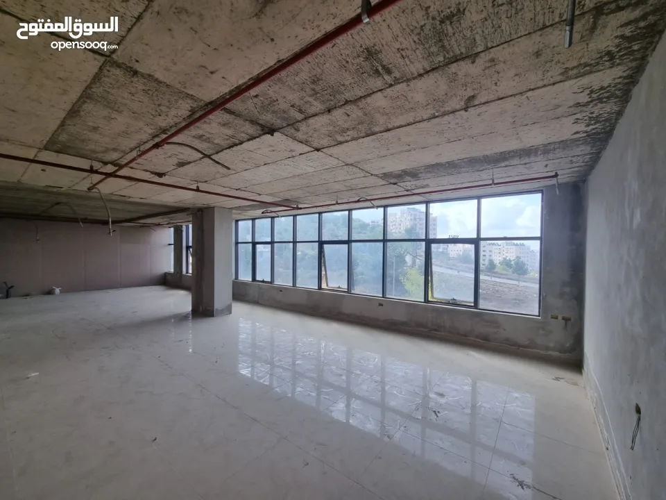 طابق تجاري للأيجار او للبيع في الطيرة الشارع الرئيسي