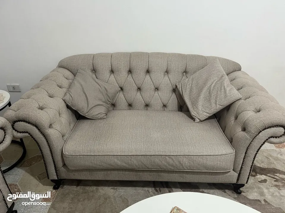 كنب تفصيل ما الو غير سنه جديد جديد جديد ولا كانو مستعمل مع طاولات وبرداي وسجادة كلو استعمال سنه فقط