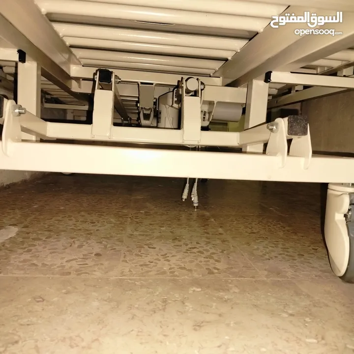 سرير طبي كهربائي