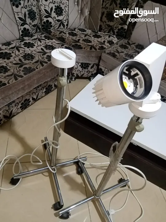 كشافات عدد 2 مع قاعده عجلات متحرك لثنين