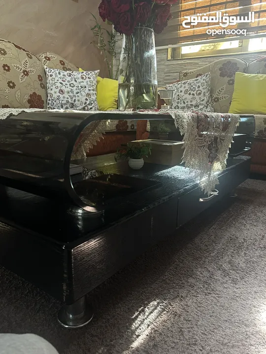 طاولة وسط زجاج