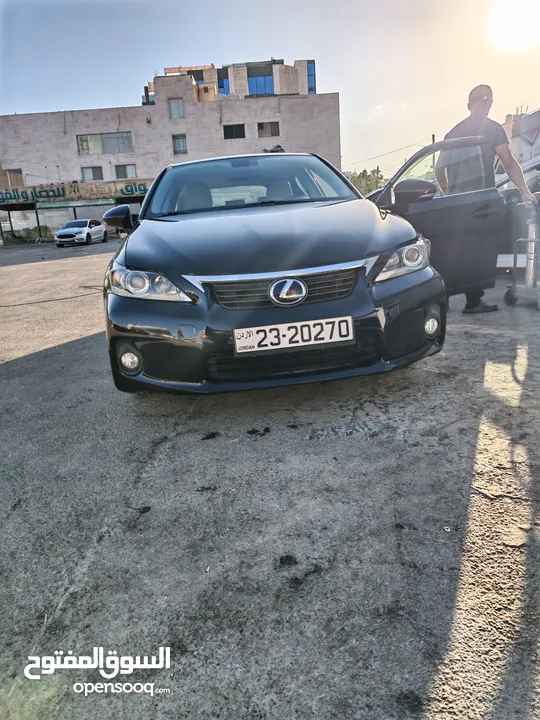LEXUS-CT200 بحالة الوكالة فل عدا فتحه فحص كامل